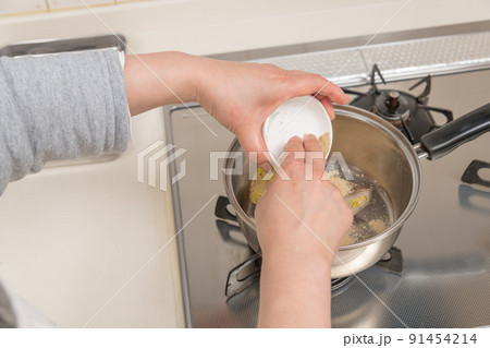 【筍のあく抜き　鍋に糠を入れる】 91454214