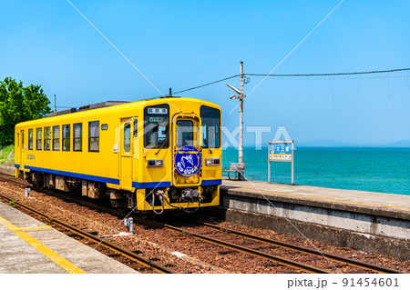 長崎県 島原鉄道　大三東駅　～列車と青い海～ 91454601