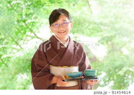 老舗旅館の女将風 91454614