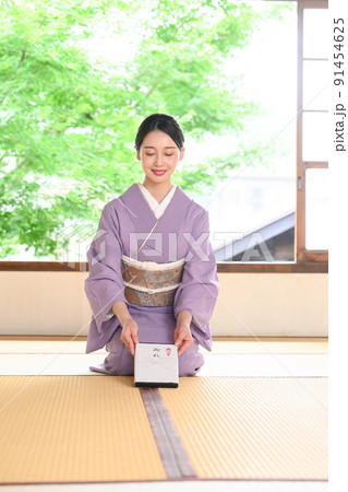 お中元や御礼に使いやすい着物の女性 お中元や御礼に使いやすい着物の女性 91454625