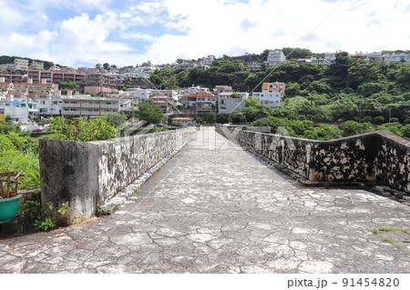 市街地の中に存在する金城ダムの天端（沖縄県 那覇市） 91454820