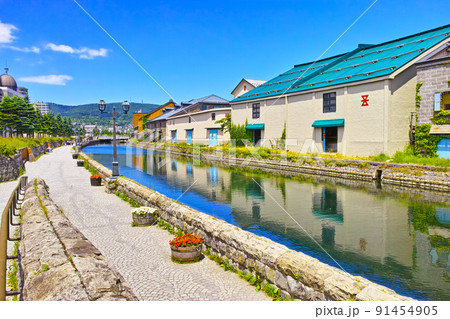 新緑の北海道小樽市、浅草橋街園方面から見る快晴の小樽運河の倉庫群 91454905