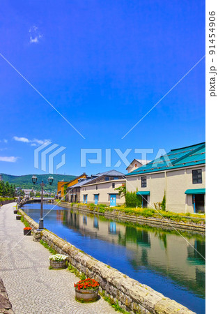 新緑の北海道小樽市、浅草橋街園方面から見る快晴の小樽運河の倉庫群 新緑の北海道小樽市、浅草橋街園方面から見る快晴の小樽運河の倉庫群 91454906