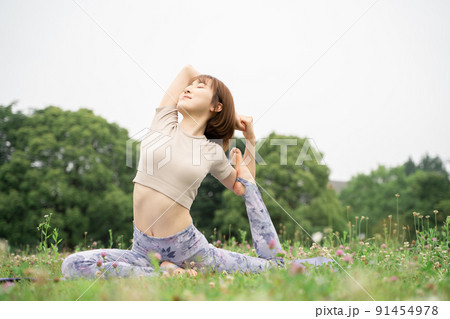 パークヨガ　半分の鳩のポーズ 91454978