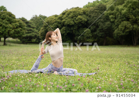 パークヨガ　半分の鳩のポーズ 91455034