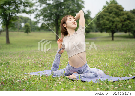 パークヨガ　半分の鳩のポーズ 91455175