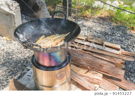 【オートキャンプ場でミニマムソロキャンプ 焚火でワカサギのフライを少ない油で調理】 【オートキャンプ場でミニマムソロキャンプ 焚火でワカサギのフライを少ない油で調理】 91455227