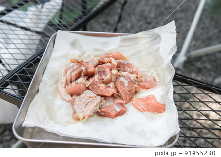 【オートキャンプ場でミニマムソロキャンプ　味付けした鶏ももで唐揚げの準備】 91455230