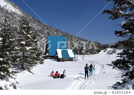 雪山の風景を楽しむ登山者達（縞枯山荘　北横岳　坪庭自然園　長野県 茅野市） 91455264