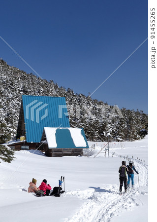 雪山の風景を楽しむ登山者達（縞枯山荘　北横岳　坪庭自然園　長野県 茅野市） 91455265