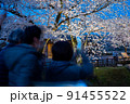 金沢城のライトアップされた美しい夜桜を撮影する人々 91455522