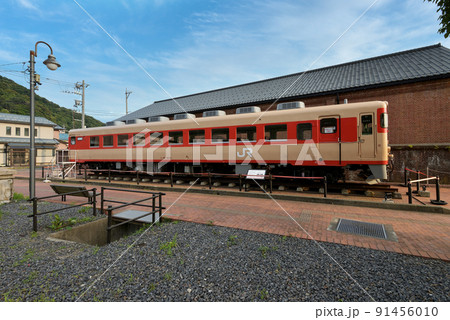 敦賀赤レンガ倉庫 急行わかさの展示車両 夕景(福井県敦賀市) 敦賀赤レンガ倉庫 急行わかさの展示車両 夕景(福井県敦賀市) 91456010