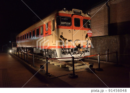 敦賀赤レンガ倉庫　急行わかさの展示車両　ライトアップ夜景（福井県敦賀市） 91456048