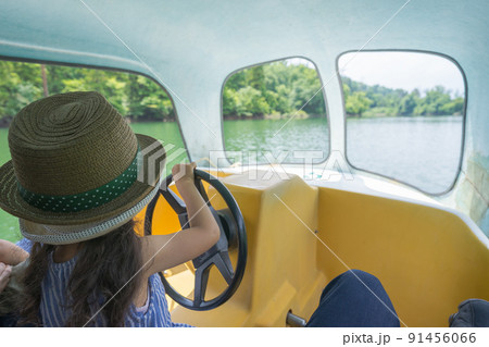 山形県村山にある東沢バラ公園の隣の湖でボートをレンタル　運転を頑張る子供 91456066