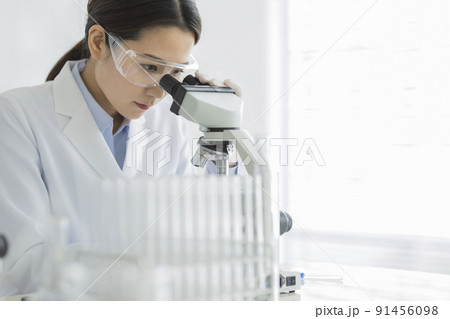 顕微鏡を覗く白衣の女性 研究 実験 顕微鏡を覗く白衣の女性 研究 実験 91456098