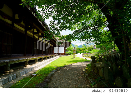 ならまち・元興寺・禅室の縁側と石灯籠 ならまち・元興寺・禅室の縁側と石灯籠 91456619
