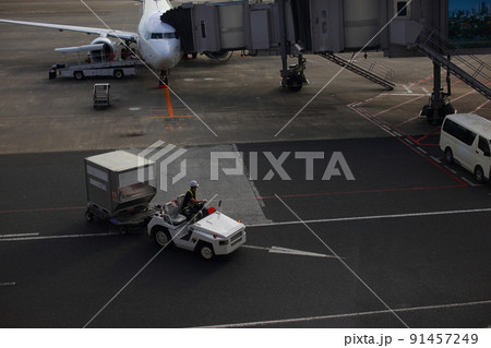 飛行機から荷物を運ぶ 91457249