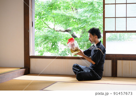 梅酒を作る男性 梅酒を作る男性 91457673