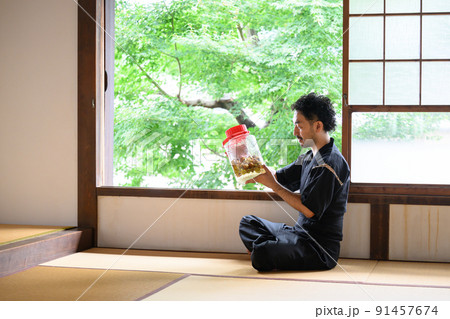 梅酒を作る男性 91457674