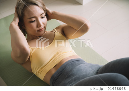 体幹トレーニング・筋トレをする若い女性 91458048