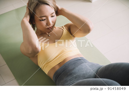 体幹トレーニング・筋トレをする若い女性 91458049