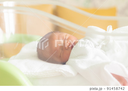 ベビーコットで寝ている新生児 ベビーコットで寝ている新生児 91458742