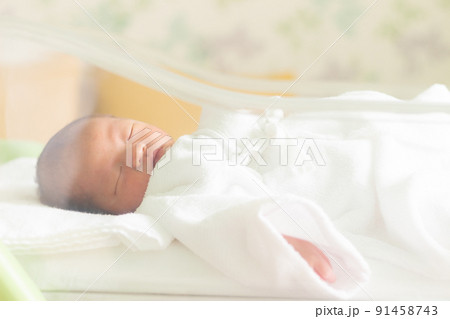 ベビーコットで寝ている新生児 ベビーコットで寝ている新生児 91458743