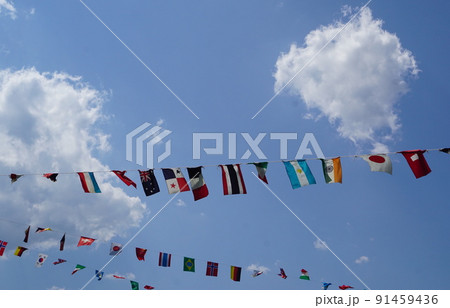 万国旗と空 万国旗と空 91459436