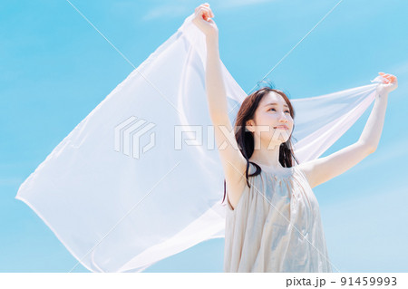 青空背景の女性ポートレート 青空背景の女性ポートレート 91459993