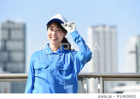 屋外にいる作業服姿の女性(カメラ目線) 屋外にいる作業服姿の女性(カメラ目線) 91460602