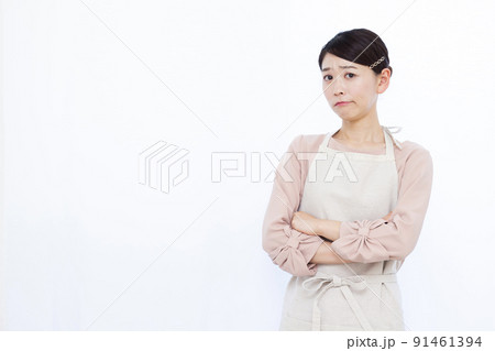 真剣に悩んでいる30代の主婦 真剣に悩んでいる30代の主婦 91461394