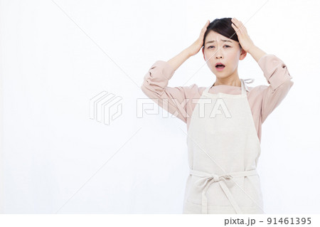 頭を抱えている30代の主婦 頭を抱えている30代の主婦 91461395