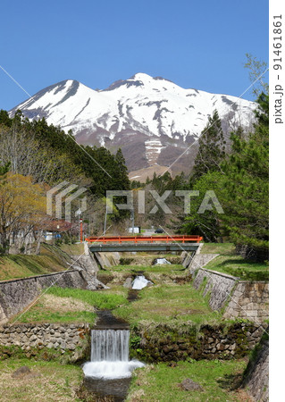青森県弘前市百沢寺沢　北門鎮護岩木山神社脇の蔵助沢川と冠雪した岩木山 91461861