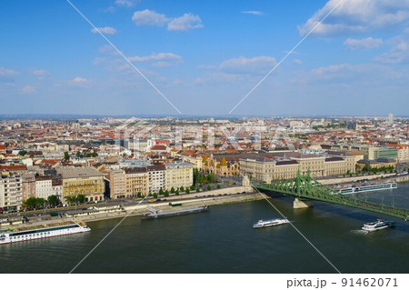 ゲッレールトの丘から見たドナウ川とリバティ橋 91462071