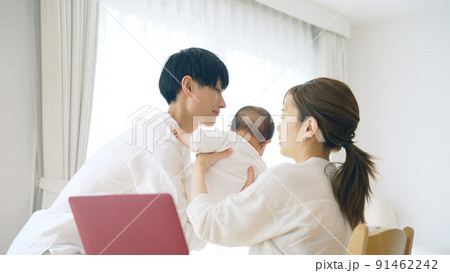 子育てしながら自宅で仕事するカップル　育児しながらの在宅勤務 91462242