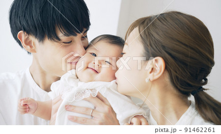 赤ちゃんにキスするカップル 子育てイメージ 赤ちゃんにキスするカップル 子育てイメージ 91462261