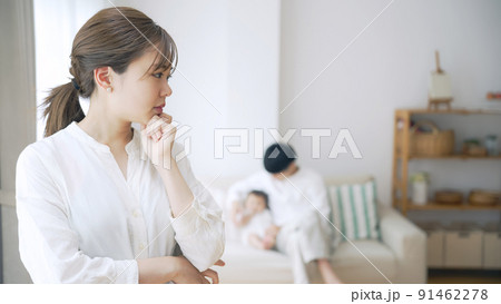 子育てに悩む女性 育児疲れ 子育てに悩む女性 育児疲れ 91462278