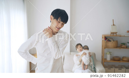 子育てに悩む男性 育児疲れ 子育てに悩む男性 育児疲れ 91462282