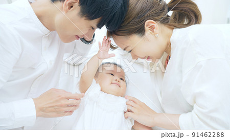 赤ちゃんを寝かしつける両親 子育てイメージ 赤ちゃんを寝かしつける両親 子育てイメージ 91462288