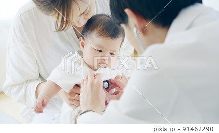 赤ちゃんを診察する医師 小児科医 乳幼児検診 赤ちゃんを診察する医師 小児科医 乳幼児検診 91462290