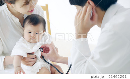赤ちゃんを診察する医師　小児科医　乳幼児検診 91462291