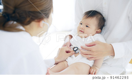 赤ちゃんを診察する医師 小児科医 乳幼児検診 赤ちゃんを診察する医師 小児科医 乳幼児検診 91462293