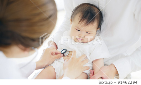 赤ちゃんを診察する医師　小児科医　乳幼児検診 91462294