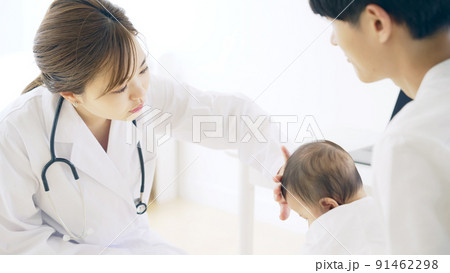 赤ちゃんを診察する医師　小児科医　乳幼児検診 91462298