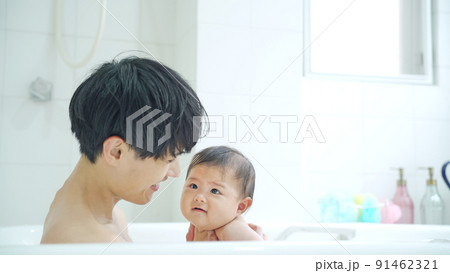 赤ちゃんをお風呂に入れる男性 赤ちゃんをお風呂に入れる男性 91462321