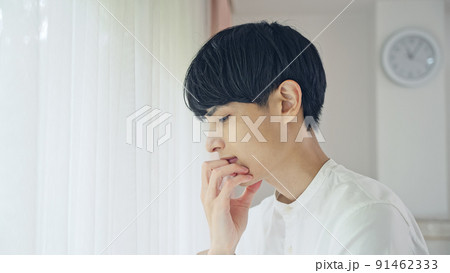 悩む男性 91462333