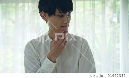 悩む男性 悩む男性 91462335