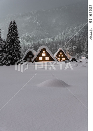 《岐阜県》積雪の白川郷・冬の合掌造り集落 《岐阜県》積雪の白川郷・冬の合掌造り集落 91462682