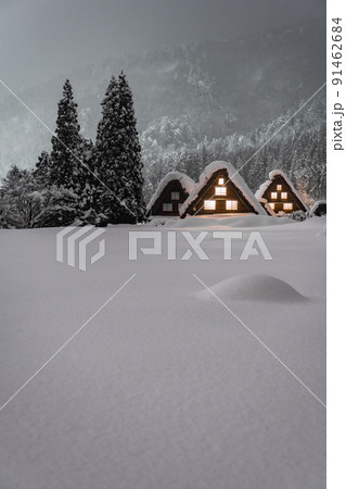 《岐阜県》積雪の白川郷・冬の合掌造り集落 91462684