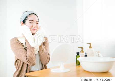 洗顔後にタオルで顔を拭く女性 洗顔後にタオルで顔を拭く女性 91462867